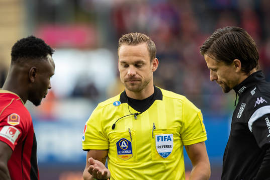 huvuddomare Kristoffer Karlsson singlar slant med