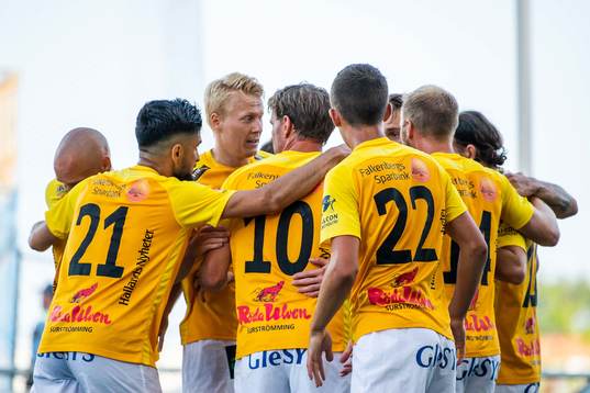Falkenbergs Robin Östlind jublar med lagkamrater