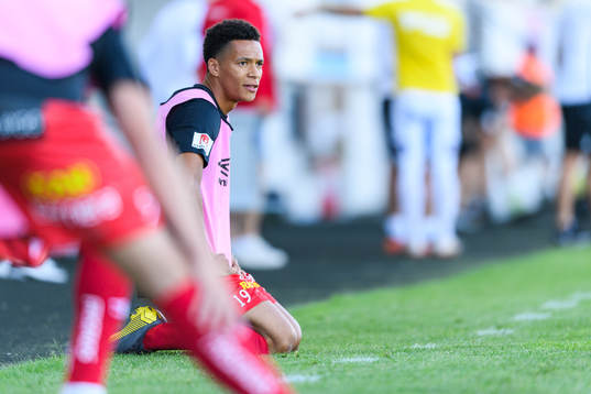 Elfsborgs Kevin Kabran värmer upp vid sidan av planen