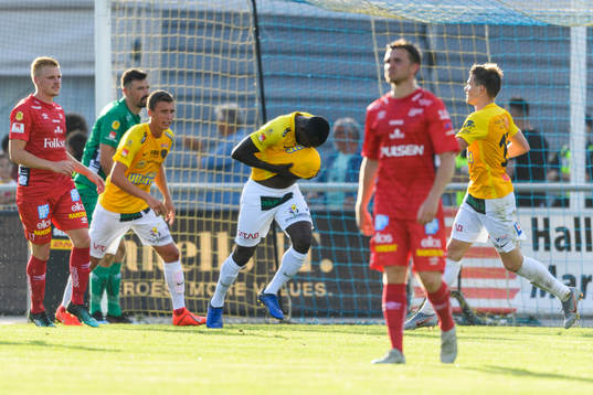 Falkenbergs John Chibuike gör en målgest med bollen