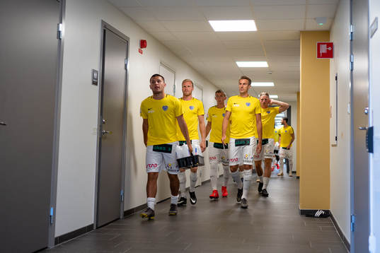 Falkenbergs spelare på väg in före fotbollsmatchen i