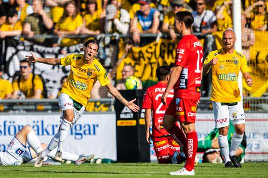 Falkenbergs Robin Östlind jublar