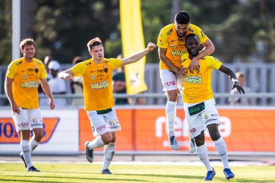 Falkenbergs John Chibuike jublar med lagkamrater