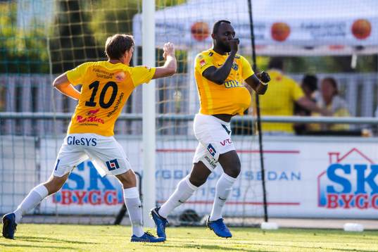 Falkenbergs John Chibuike jublar med lagkamrater
