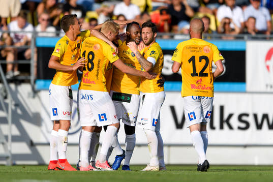 Falkenbergs John Chibuike jublar med lagkamrater
