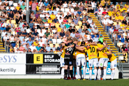 Falkenbergs spelare före fotbollsmatchen i Allsvenskan
