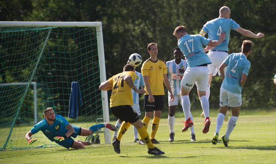 IFK Hässleholms försvar rensar undan i matchen i division