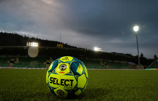 En boll ligger på konstgräs innan fotbollsmatchen i