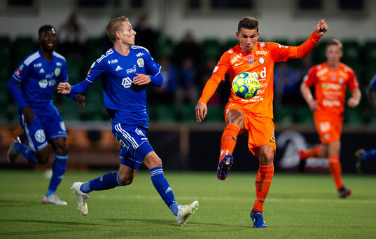 Sundsvalls Albin Palmlöf och AFC Eskilstunas Adnan Kojic