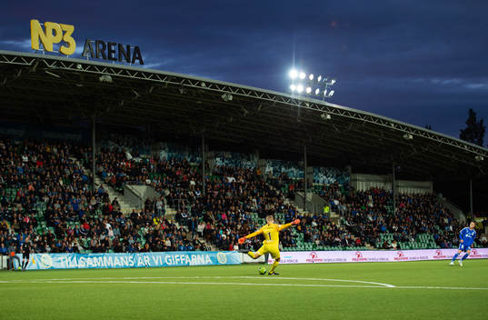AFC Eskilstunas målvakt Ole Söderberg slår en utspark