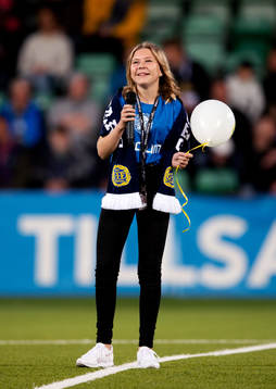 Tess Söderberg sjunger innan fotbollsmatchen i Allsvenskan