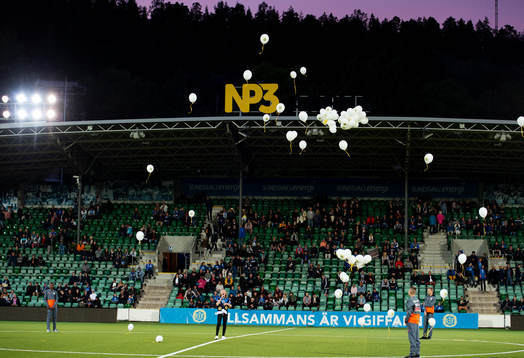 Tess Söderberg sjunger innan fotbollsmatchen i Allsvenskan