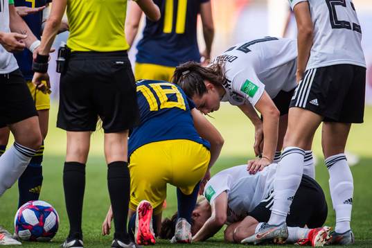 Fridolina Rolfö of Sweden and Lina Magull of Germany