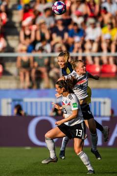 Sara Däbritz and Leonie Maier of Germany against Magdalena