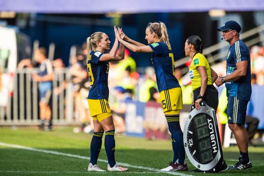 Elin Rubensson changes with Nathalie Björn of Sweden