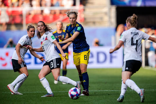 Sara Däbritz of Germany and Lina Hurtig of Sweden