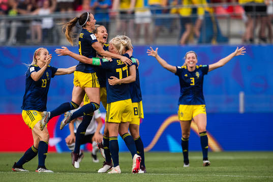 Amanda Ilestedt , Kosovare Asllani . Nathalie Björn .