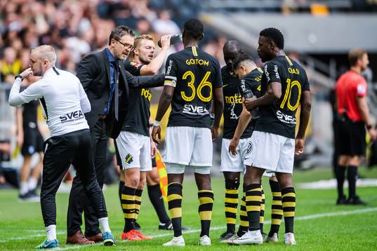 s tränare Rikard Norling i samtal med Henok Goitom och