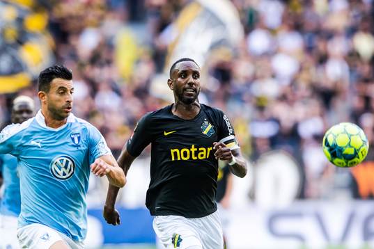 s Henok Goitom och Malmö FFs Behrang Safari