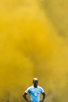 Malmö FFs Bonke Innocent framför bengalrök