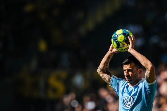 Malmö FFs Behrang Safari med ett inkast