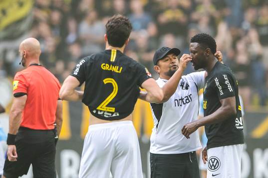 s Chinedu Obasi får behandling