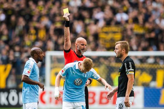 s Sebastian Larsson tilldelas en varning