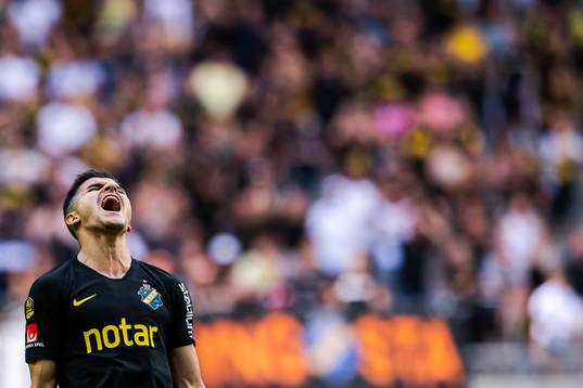 s Tarik Elyounoussi reagerar