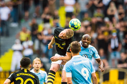 s Kolbeinn Sigthorsson i en nickduell med Malmö FFs Fouad