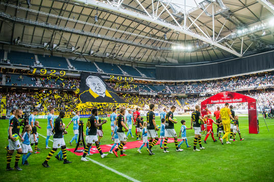 s supportrar med ett tifo för