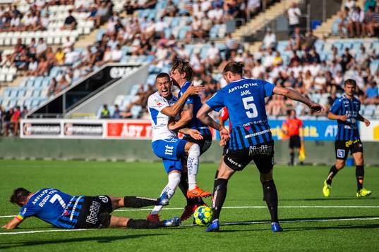 IFK Norrköpings Jordan Larsson mot Sirius Niklas Busch