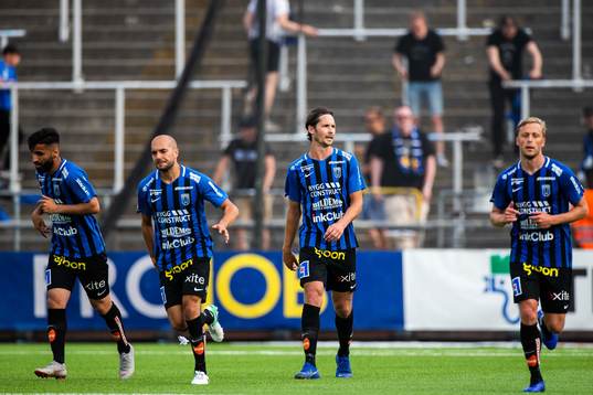 Sirius Philip Haglund jublar med lagkamrater