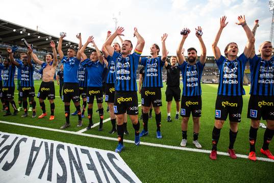 Sirius Niklas Busch Thor jublar med lagkamrater