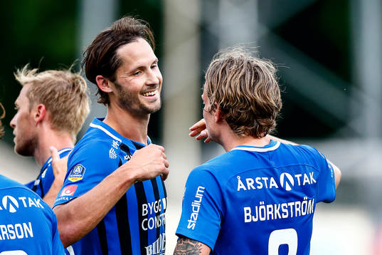 Sirius Philip Haglund jublar med Tim Björkström