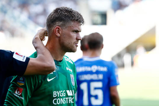 Sirius målvakt Lukas Jonsson klappas om
