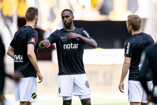 s Henok Goitom i samtal med Karol Mets och Sebastian Larsson