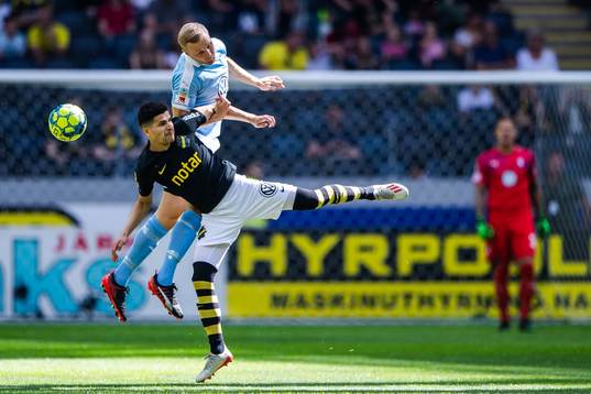 s Tarik Elyounoussi och Malmö FFs Egzon Binaku