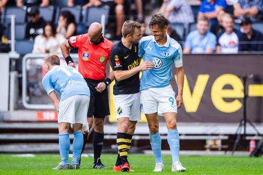 s Sebastian Larsson och Malmö FFs Markus Rosenberg i samtal