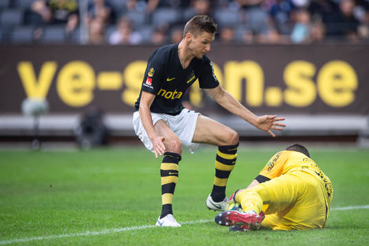 s Karol Mets och målvakt Oscar Linnér