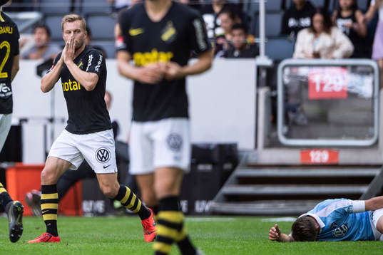 s Sebastian Larsson reagerar mot ett domslut