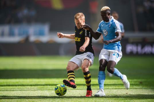 s Sebastian Larsson och Malmö FFs Bonke Innocent