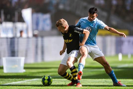 s Sebastian Larsson och Malmö FFs Behrang Safari