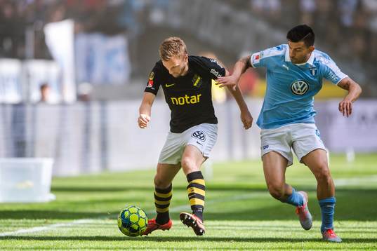 s Sebastian Larsson och Malmö FFs Behrang Safari