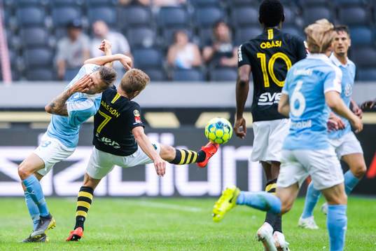 Malmö FFs Arnór Traustason tar sig för ansiktet