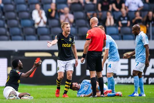 s Sebastian Larsson reagerar på ett domslut