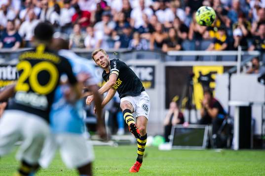 s Sebastian Larsson med en frispark