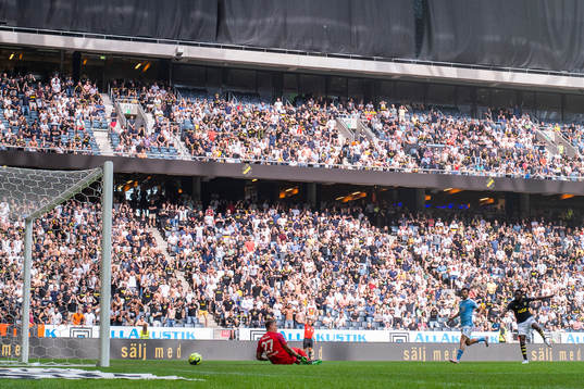s Chinedu Obasi gör ett mål som döms bort för offside