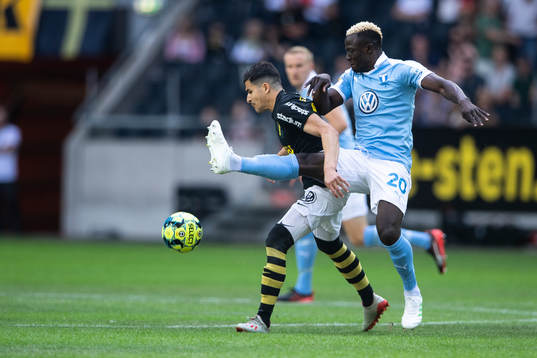 s Tarik Elyounoussi och Malmö FFs Bonke Innocent