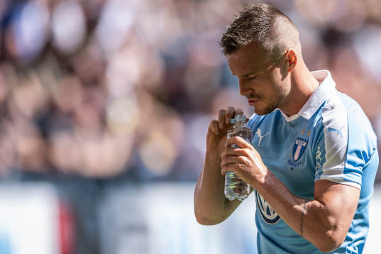 Malmö FFs Eric Larsson dricker vatten