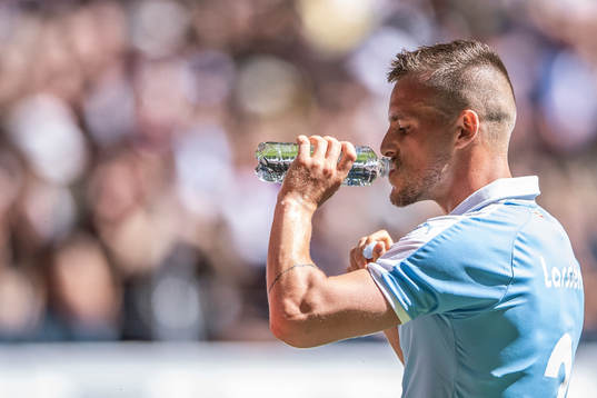 Malmö FFs Eric Larsson dricker vatten